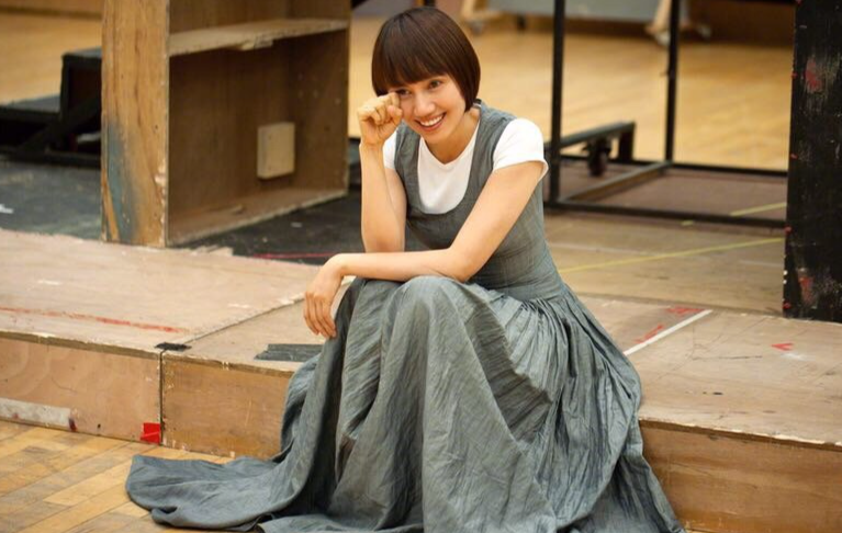 46岁袁泉低调做公益,素颜示人大展自然美,气质形象到人品都绝佳_腾讯