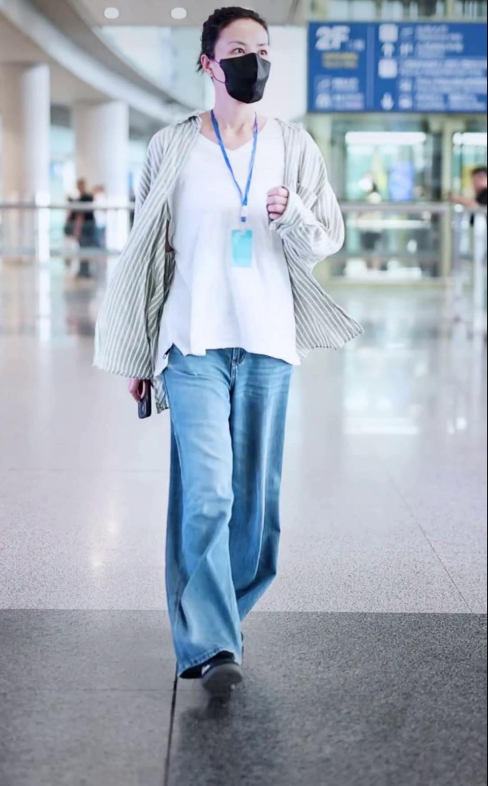 李嫣4次手术后首现身,包得严实不停摸脸,王菲在旁陪同身心舒畅