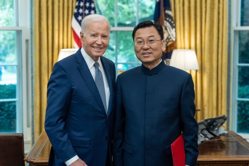 美国总统拜登在白宫椭圆形办公室接受中国新任驻美国大使谢锋递交国书