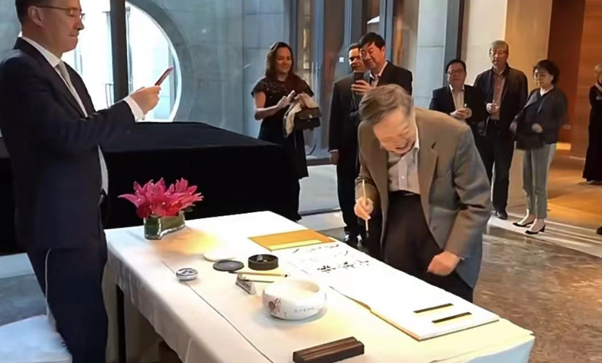 102岁杨振宁庆结婚20周年，与翁帆牵手秀恩爱，对妻子称呼引热议_腾讯新闻