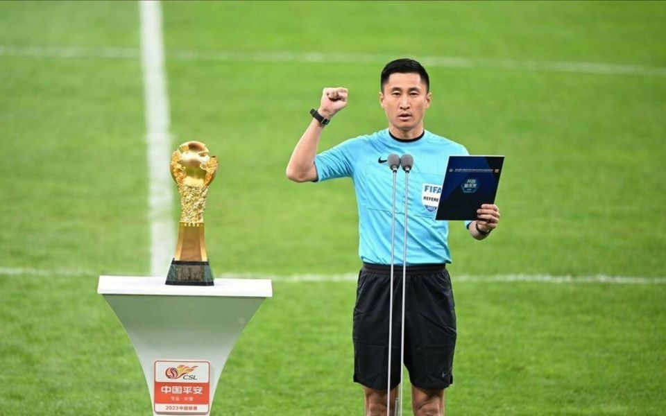 马宁火了!补时判点送日本回家,多个词条冲上热搜,执法决赛稳了