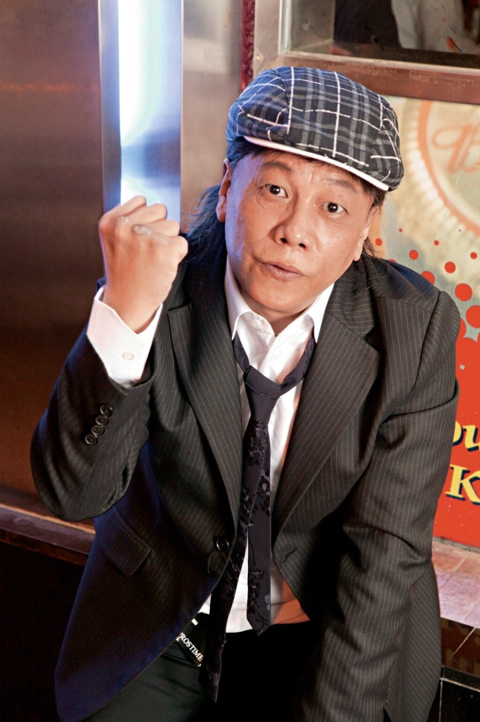 香港影坛最能打的梁小龙,娶小20岁妻子,76岁与网红合照尽显年轻