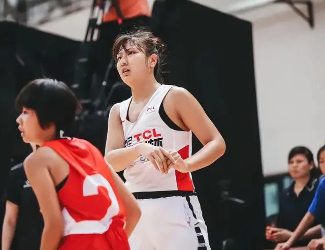 15岁身高超1米9,场均23 13 2称霸u15