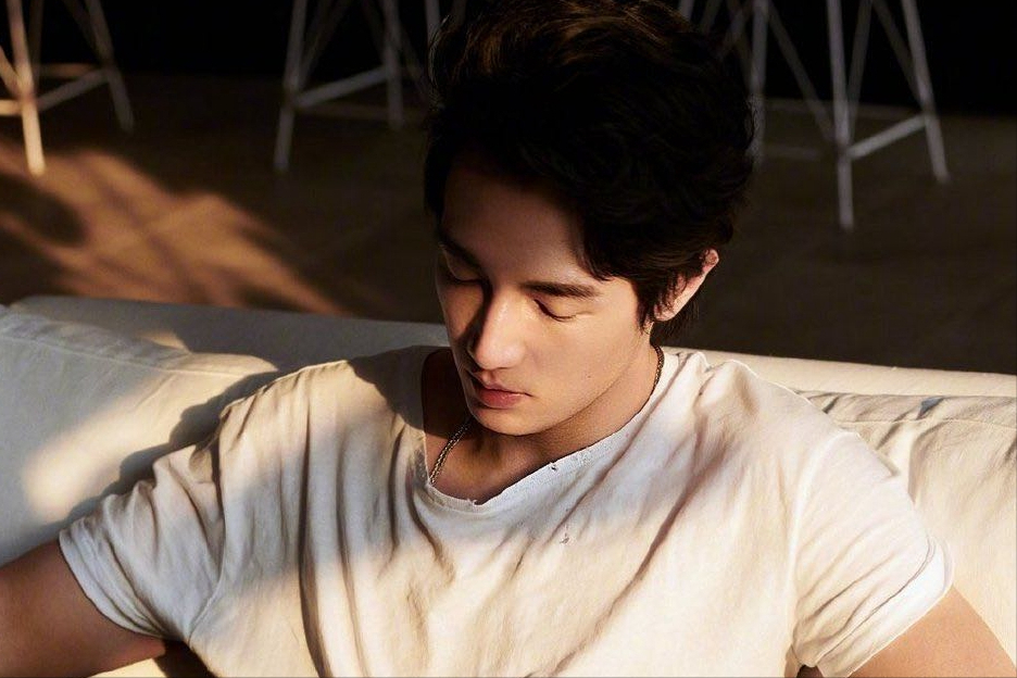 萧亚轩终认分手,黄皓被曝与女邻居闪婚,恋爱细节老婆容貌全公开-cw资