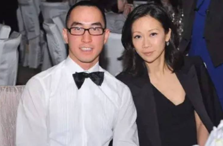 而何猷龙和妻子罗秀茵至今只生了一个女儿何开梓,今年18岁.