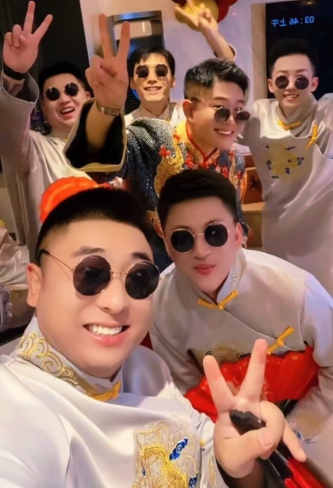 25日一早,另一位星二代刘程("赵四"刘小光之子)揭开"最好的兄弟"婚礼