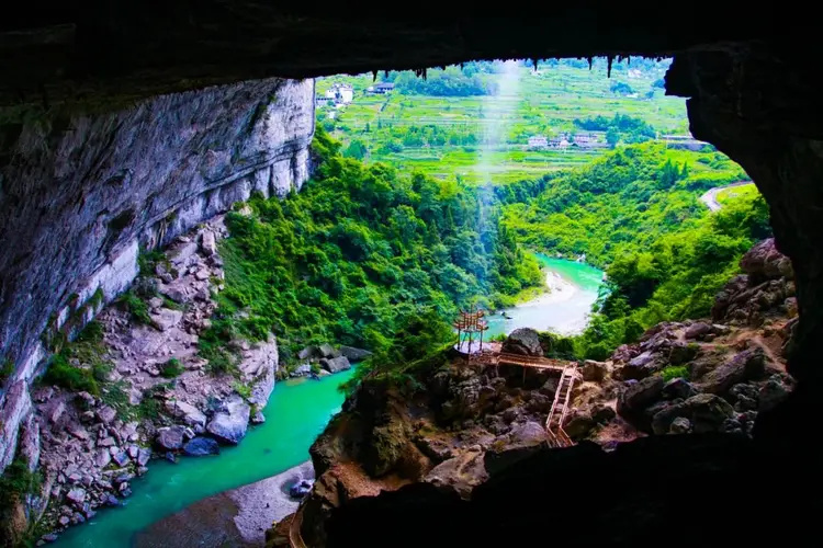 大自然的鬼斧神工,将山,水,洞融为一体的奥迷和绝妙的风景表现出来
