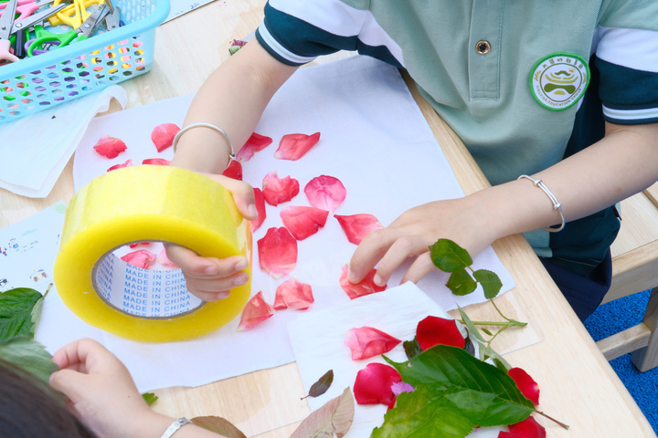 探自然之美,植物拓印创作让孩子乐享绿意时光