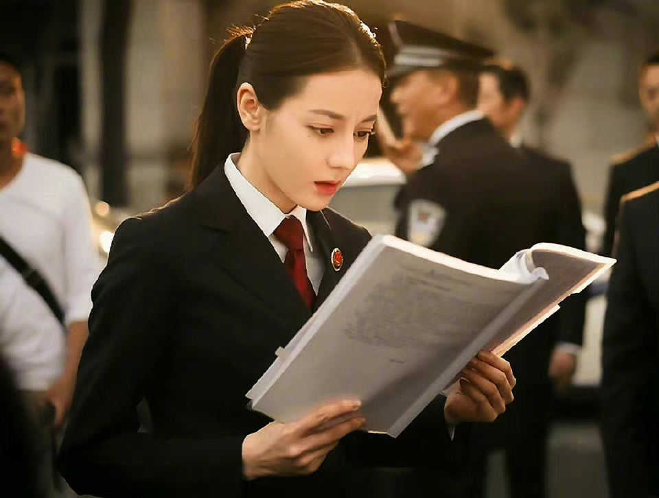 迪丽热巴新剧《利剑玫瑰》官宣,阵容雄厚,剧情精彩,刑侦剧又有王炸