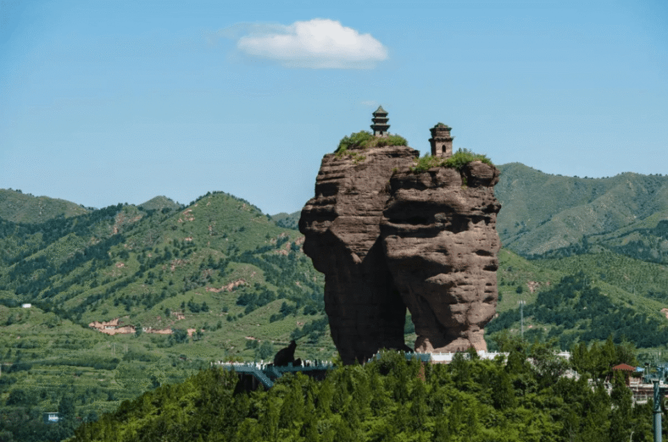 双塔山高30 多米,相当于现在的9 层楼高,而且石柱都是上粗下细,四面均