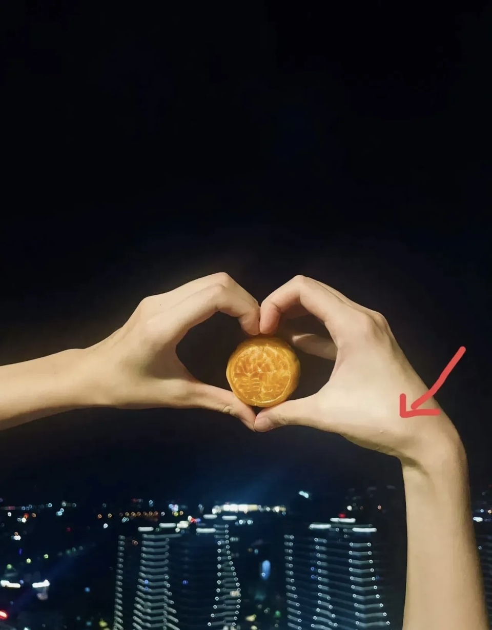 首先是,陈都灵晒出的比心照是两只手,这样的角度下,两只手拿东西比心