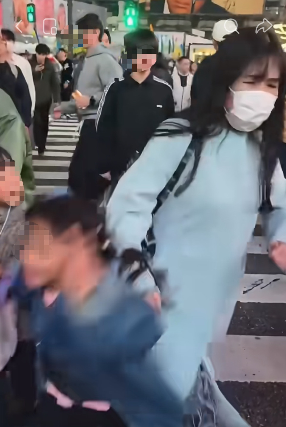 在日留学生亲述遭遇“撞人族”：他们专挑玩手机的人