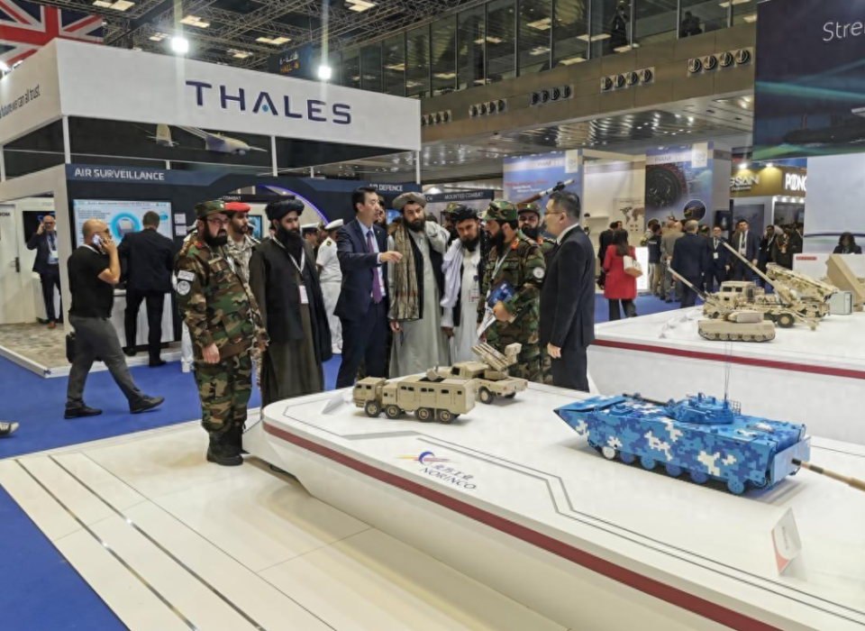 阿富汗塔利班参观国防展到了现场就直奔中国展台眼睛都看直了