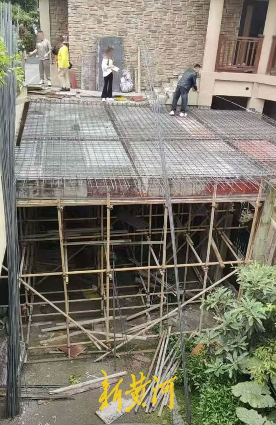 重庆两江新区一别墅小区现违建纠纷：公共车位上搭建私人平台，遭多位业主投诉_腾讯新闻