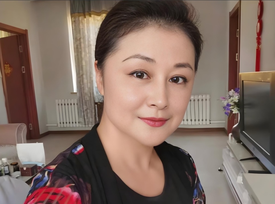 于月仙去世三周年,张学松晒生前拍戏花絮缅怀:大脚,好久不见