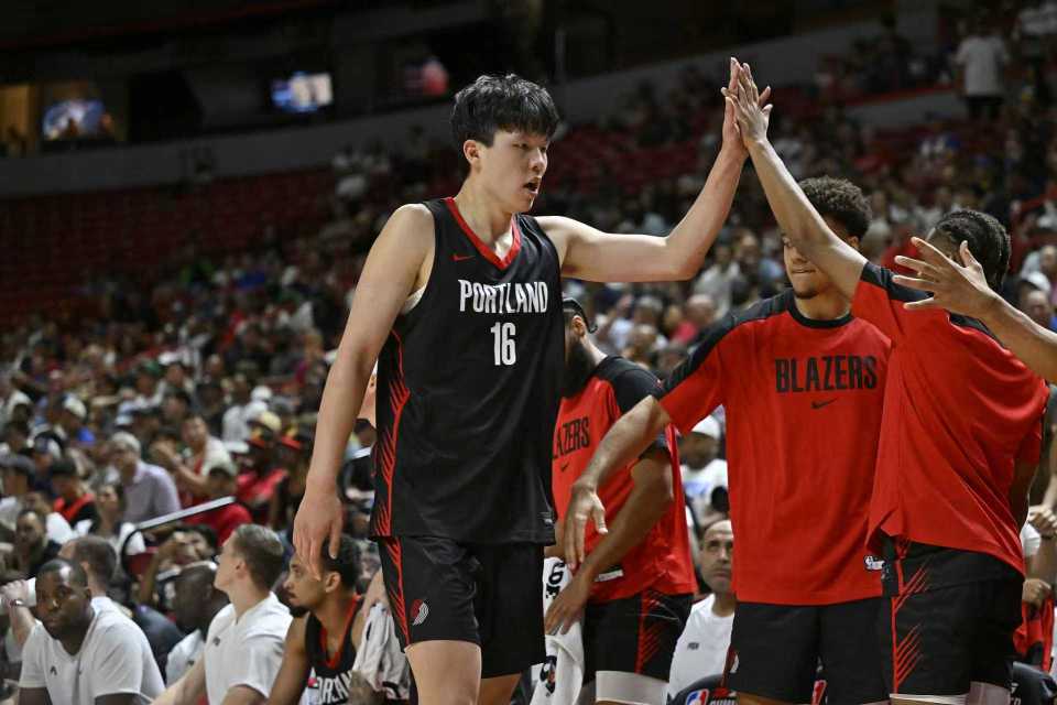 杨瀚森独占开拓者赢球海报！防到勇士两人12中0 直言最满意没有太多失误