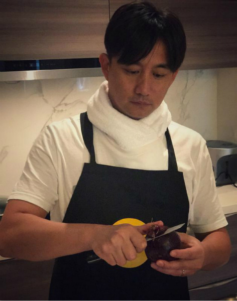 说回黄磊,因拍摄《人间四月天》,他与周迅结下了深厚的友谊,另外又不