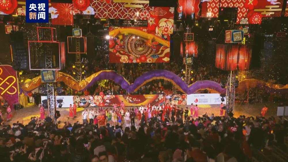 香港举办新春花车巡游 展示龙年喜庆和生机