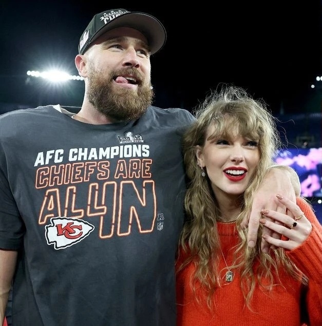 甜蜜升级 霉霉和男友海边拥吻 大方秀出完美曲线