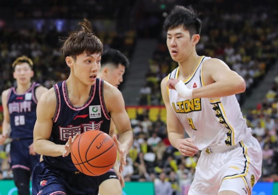 CCTV5+直播，廣東男籃對陣衛冕冠軍，後場優勢明顯，杜鋒帶隊衝擊三連勝 - 