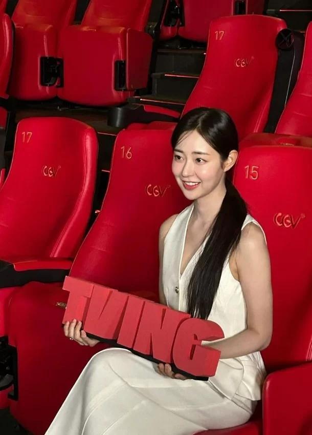 韩国女演员,颜值惊艳网友,父亲是著名整容医生,过去照片公开_腾讯新闻