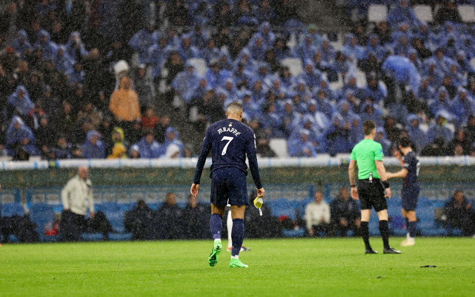 之后,姆巴佩继续表达着自己的不满,在社交网络贴出了被换下时的背影