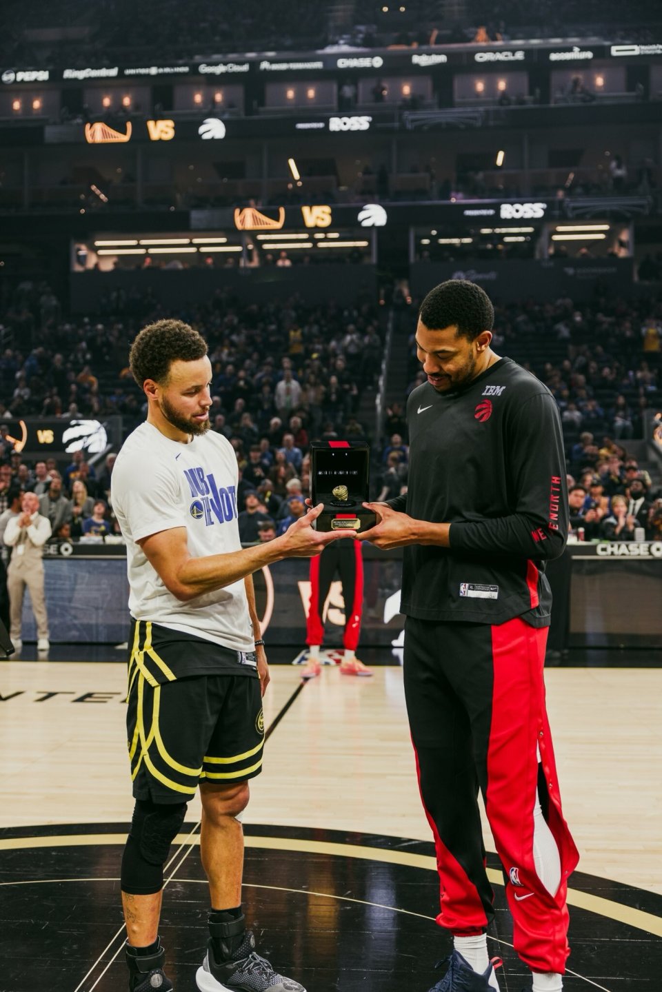 勇士旧将正式领取总冠军戒指!库里为他颁发戒指:偷瞄戒指一幕太抢镜