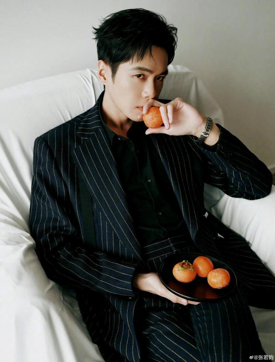 《鸣龙少年》冲张若昀追剧,被25岁徐若晗圈粉,20岁被成龙挖掘入行