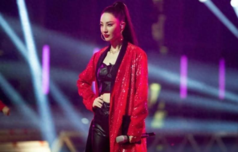 43岁郑希怡全家搬回香港生活，女儿学习繁体字，曾在上海居住三年_腾讯新闻