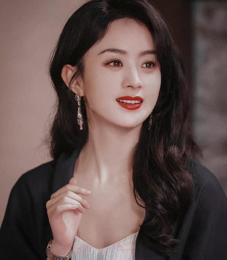 36岁的她依旧光芒万丈,赵丽颖:不惧坎坷,从流量小花到实力女星