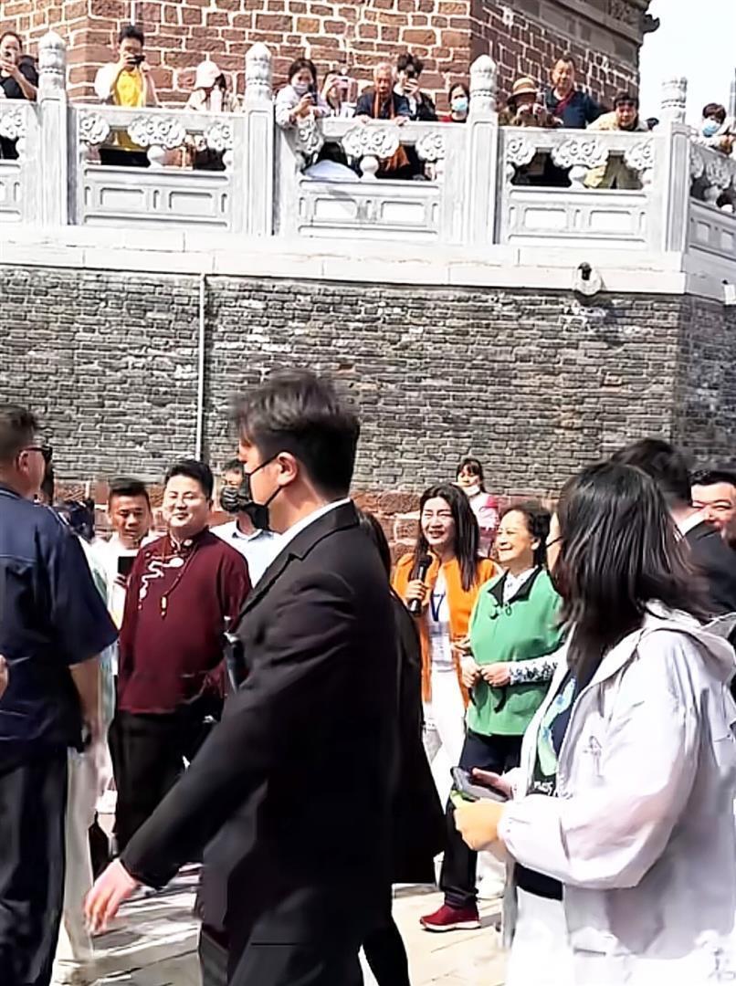 83岁左大玢现身平顶山，路人喊菩萨来了，很低调没架子又慈祥_腾讯新闻