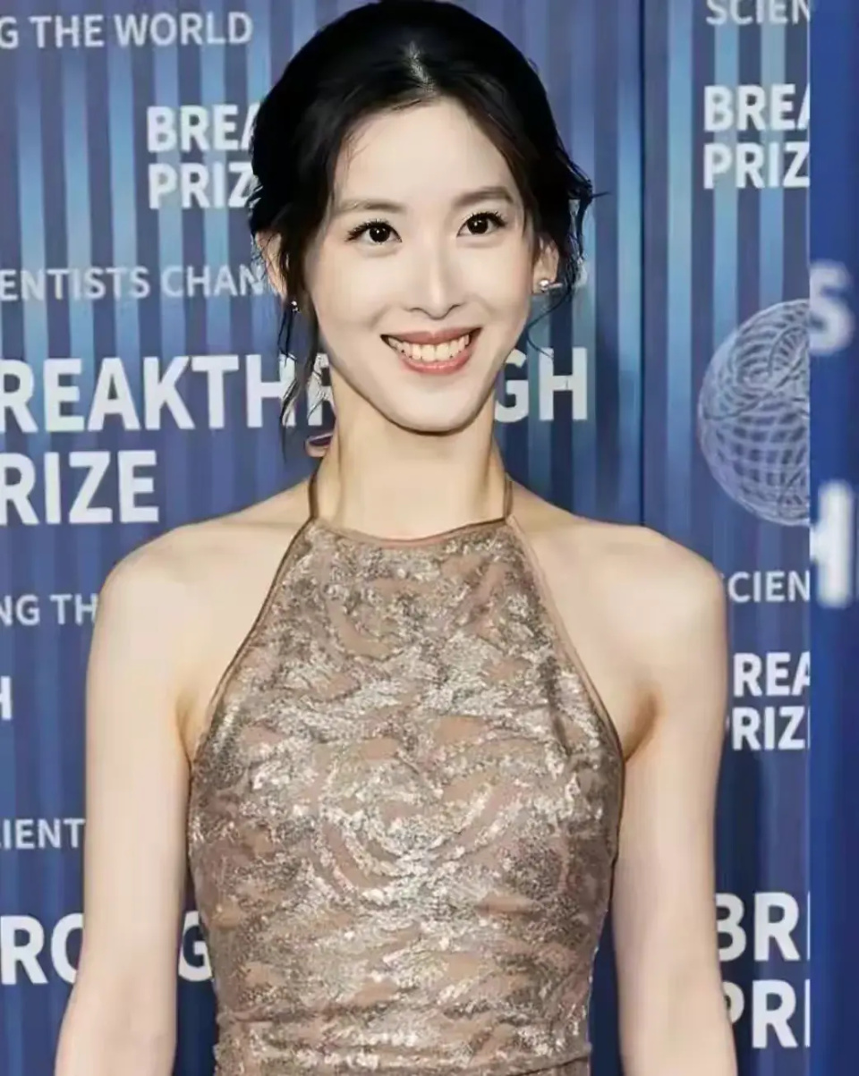 30岁章泽天现身科学界奥斯卡,穿金色礼服明艳自信,自爆家族病史_腾讯