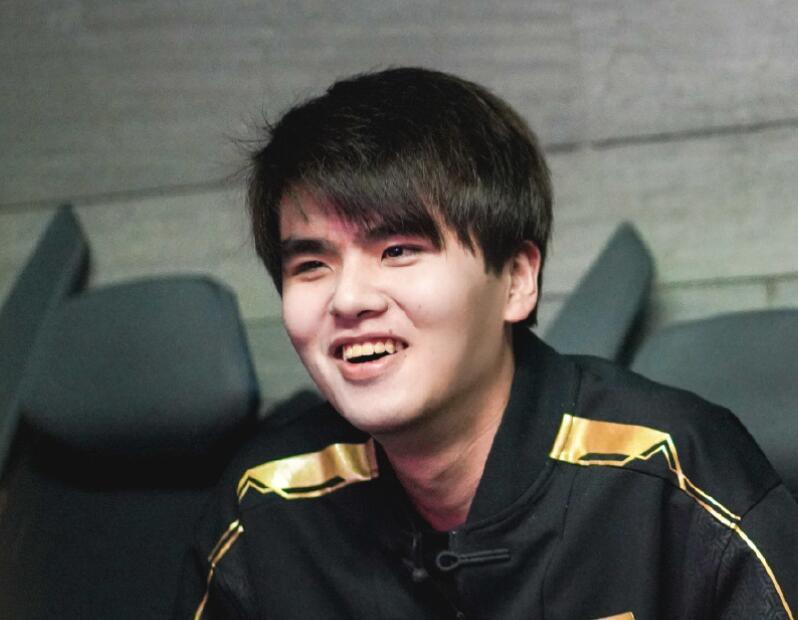 lwx新年和亲戚合照,表情呆滞被吐槽,不打电竞就是守村人_腾讯新闻