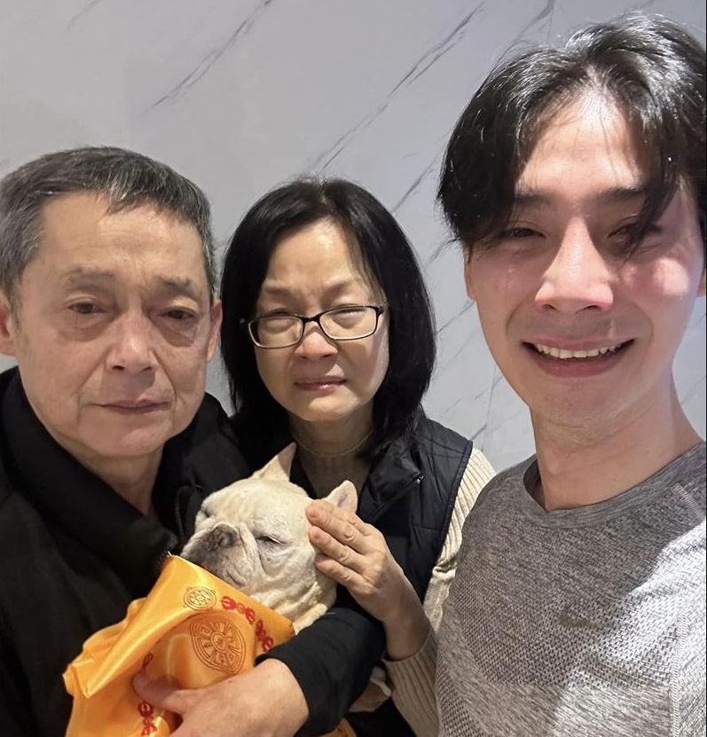 67岁男星给病逝爱犬举办告别仪式,自曝花了一千多元,就差磕头了