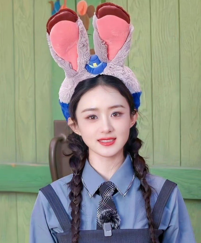 赵丽颖罕晒与儿子合照,4岁想想依偎妈妈身上玩耍,乖巧又可爱