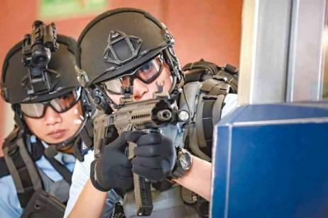 终于换装了！港警首次曝光国产LS-7冲锋枪，为什么不用进口枪了？_腾讯新闻