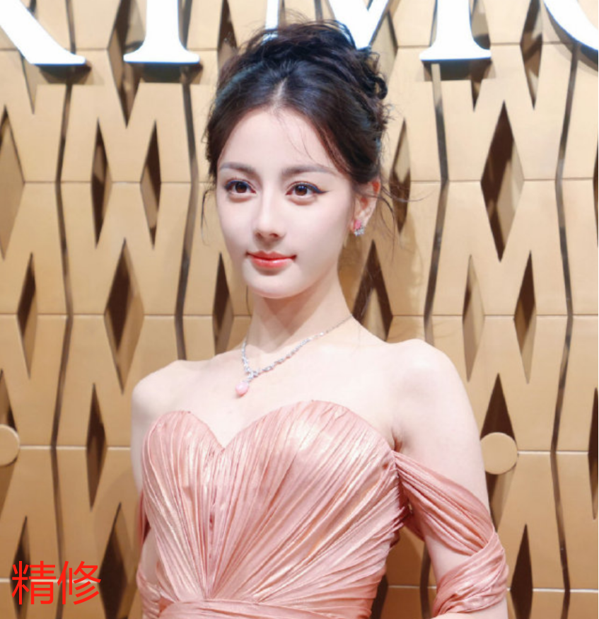 迪丽热巴最新造型美翻,细看却全是槽点,明星也难逃毛孔粗大问题_腾讯