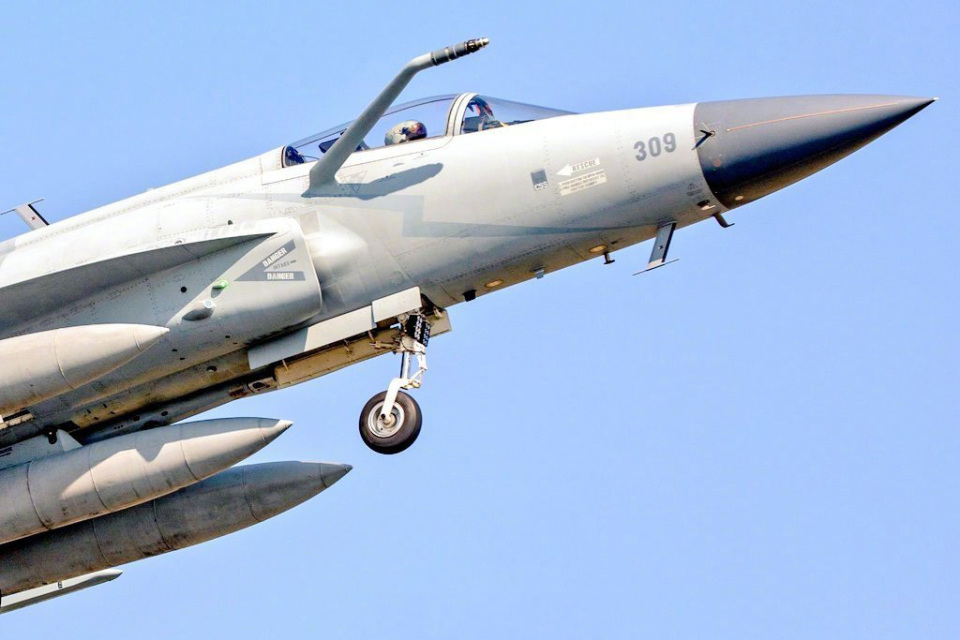 16亿美元,巴基斯坦史上最大军售敲定,涉及21架"枭龙"战斗机_腾讯新闻