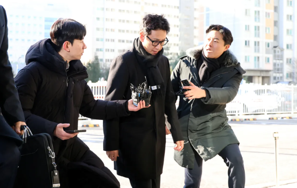 李善均含恨自杀,河正宇李政宰现身送别,敲诈他的a某跑路后被捕_腾讯