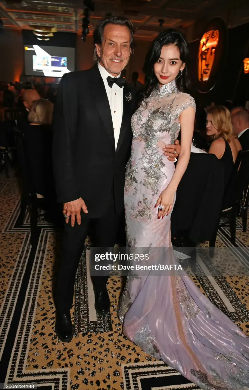 在与资本大佬的合影中,杨颖的皮肤略显黝黑,眼睛瞪得像铜铃,微笑唇