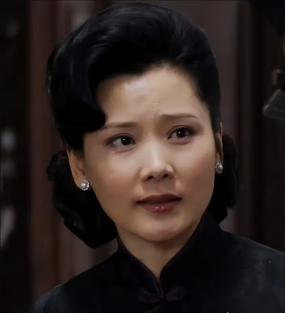 何赛飞是著名越剧演员,曾主演过《五女拜寿》,她迫于生活无奈成为影视