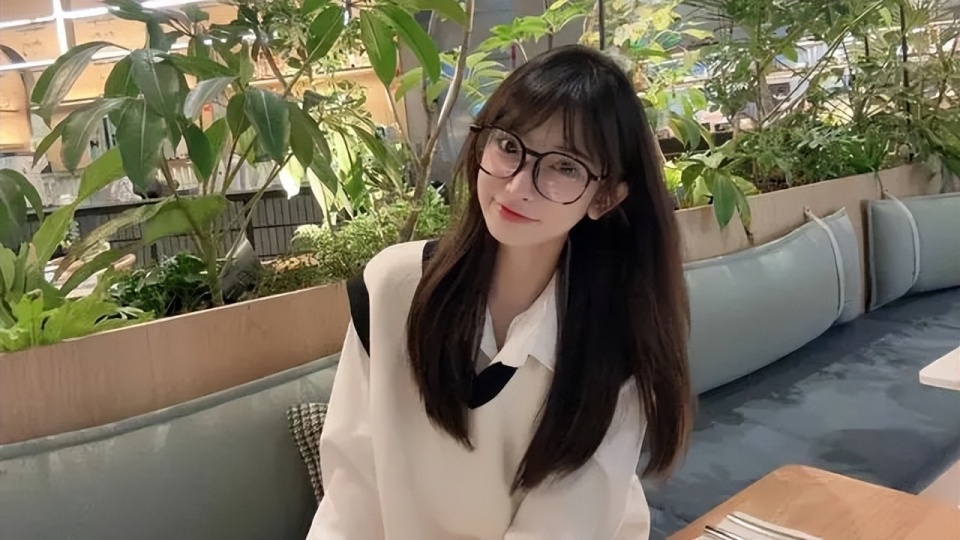 只是极少数,lpl还是有不少情侣组合,最终修成正果的,比如uzi和奥咪咪