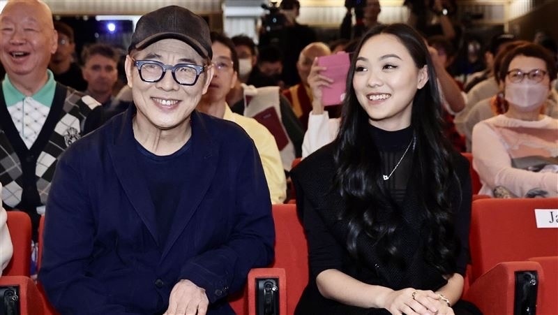 李连杰携大女儿现身香港,参加向佐家庭聚会,与小奶皇互动超温馨_腾讯