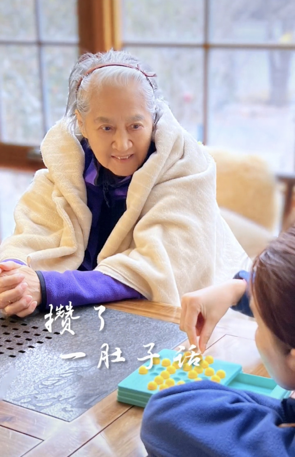 央视主持人朱迅母亲离世,她手捧遗像双眼通红,老公帮忙操持后事_腾讯