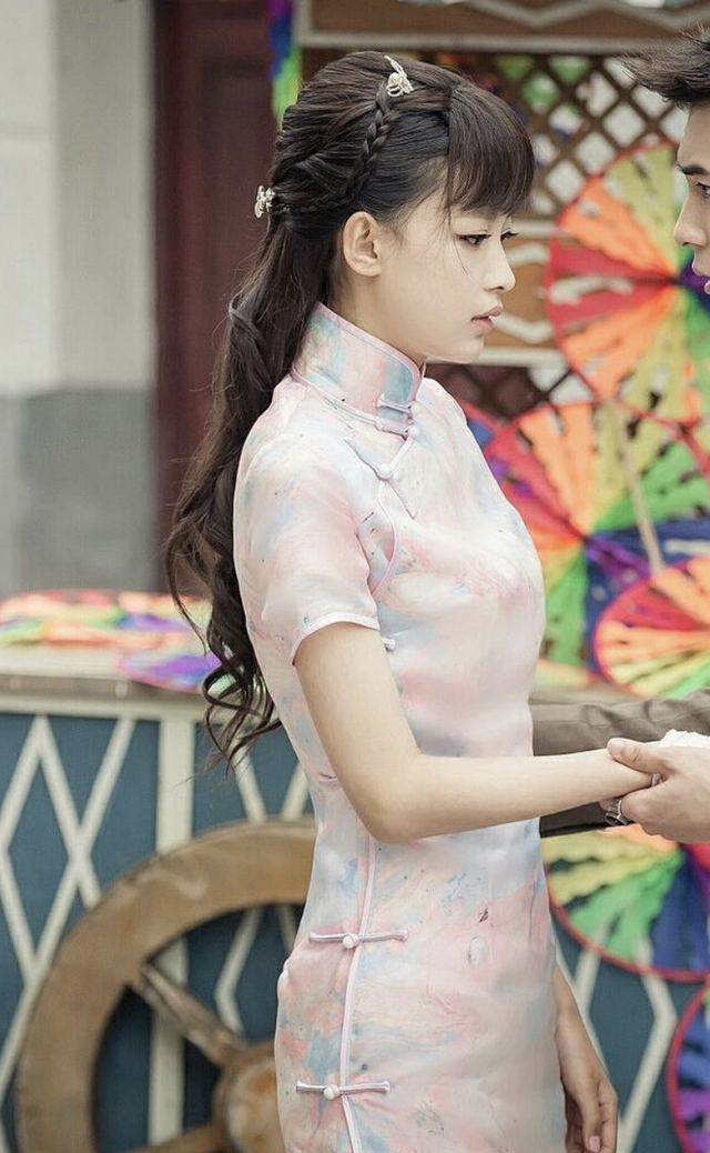 《人生若如初相见》中,孙怡饰演温婉柔弱的女主秦桑,一身粉色的旗袍