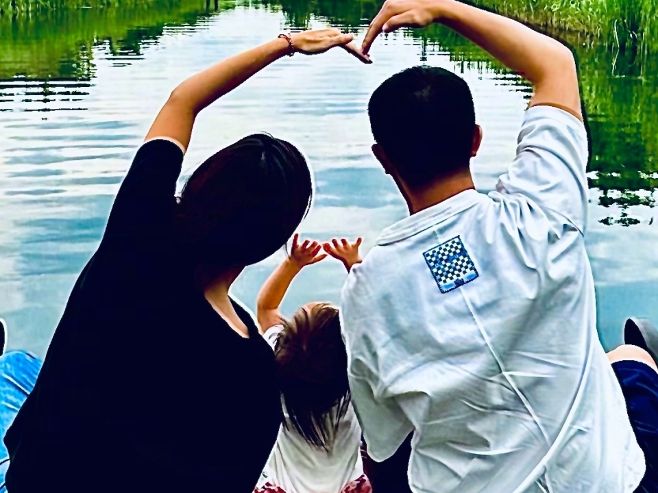 韩庚卡点晒照为卢靖姗庆生,1岁混血女儿罕出镜,一家三口超幸福