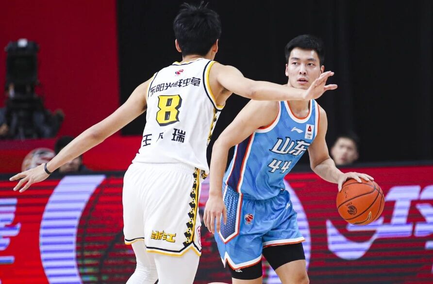 央視直播！山東男籃對陣廣廈爭奪季軍，新外援首秀內線優勢明顯，勝算很大 - 