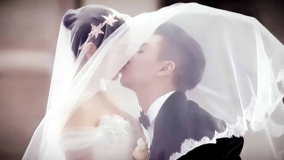 曾经清纯可人,私底下却被称为"女海王",与陈晓结婚后被爆黑料