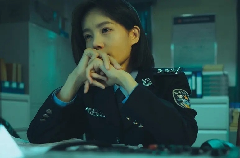 俗,其饰演的刑警郑多雨,在执行任务时,雷厉风行,再遇见自己心爱的人时