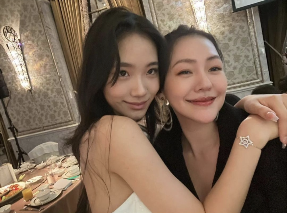 小S参加二女儿毕业聚会，Lily穿露肩裙女神范儿十足，母女同框似姐妹(小s女儿有多大)